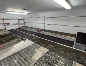 Montagem técnica de um andaime num campo de squash
